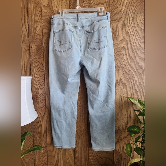 AE Ripped Mom Jean 10 Short - Picture 2 of 5